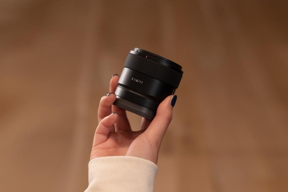 sony-sel11f18-obiettivo-ultra-grandangolare-11-mm-f1-8-aps-c-e-mount-compatto-pe image 3